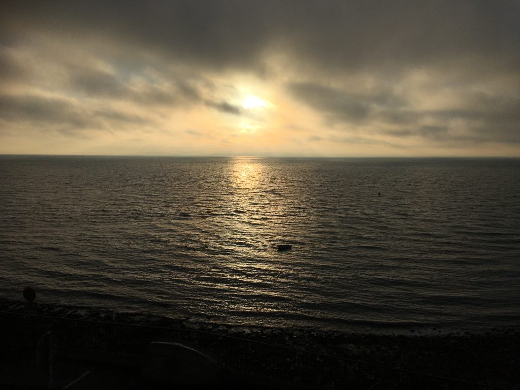 ever de soleil à Cancale, entre brume et lumière, symbole du temps long de la création musicale.